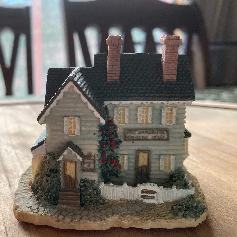 1993 Mrs. Applegate’s Boarding House collectible